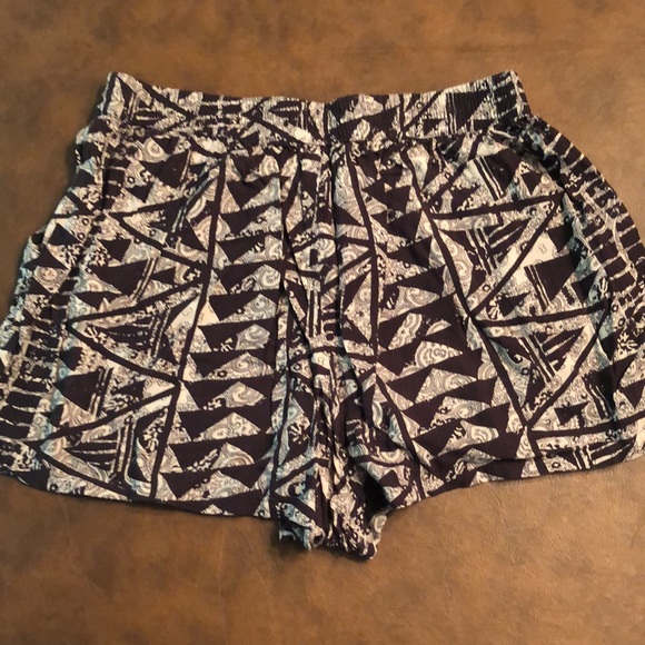 Mossimo pattern shorts - Picture 2 of 3